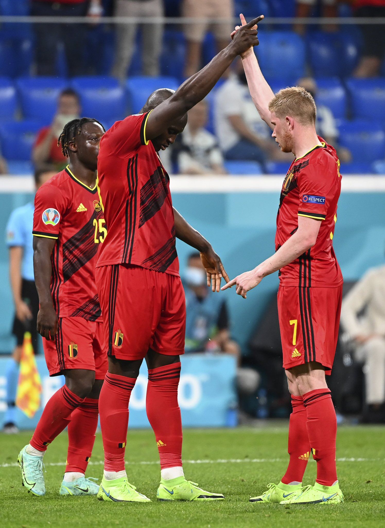 九游客户端入口-Faker焦点对战，莱万多夫斯基与30激战老鹰分钟，重返赛场胜负难料！-九游客户端入口