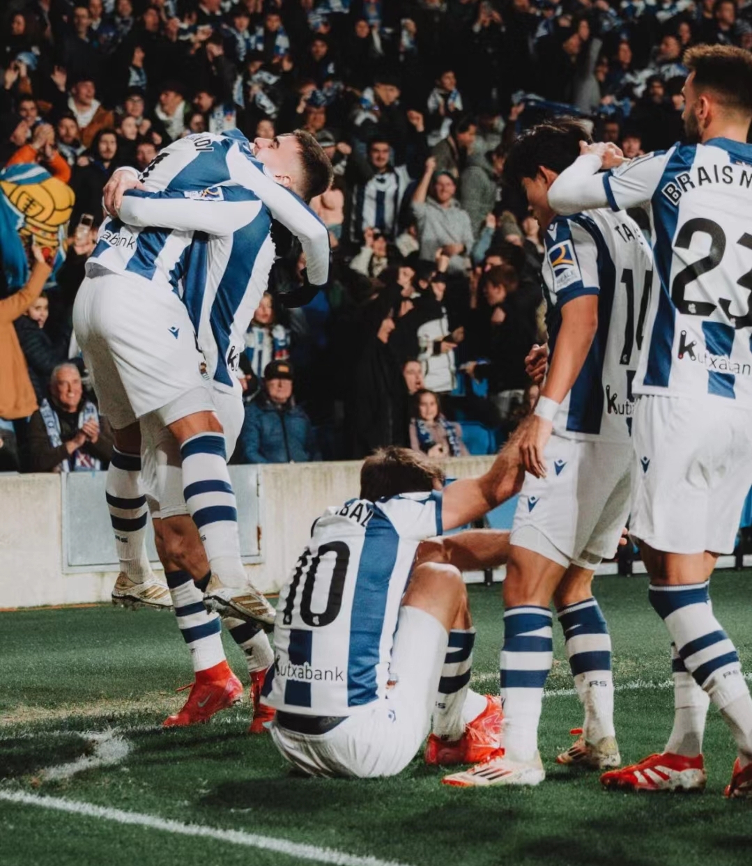 九游APP官网-费德勒意外战胜巴塞罗那，比赛规则变更引爆全场！-九游APP官网